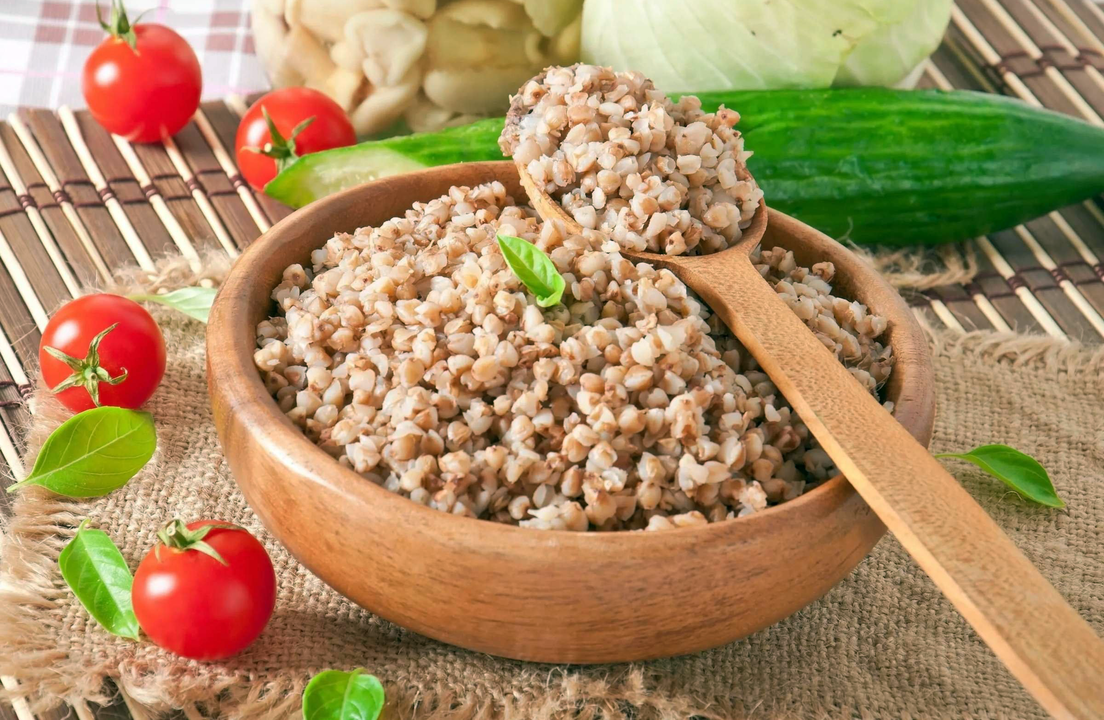 Mingau de trigo sarraceno con verduras frescas no menú da dieta de trigo sarraceno para a perda de peso